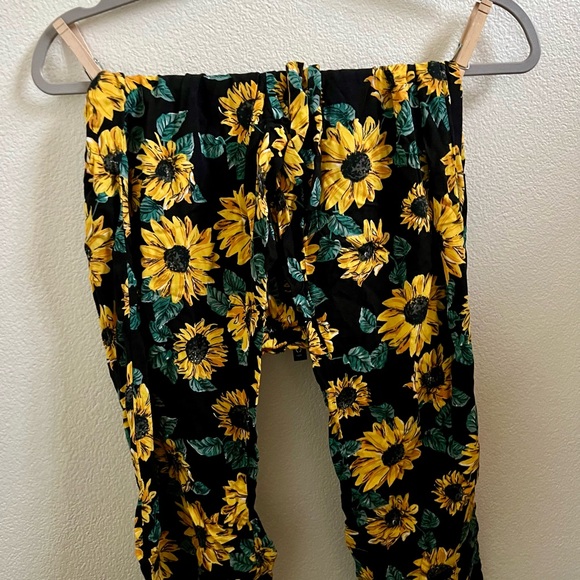 sunflower pants 🌻 - Picture 2 of 4
